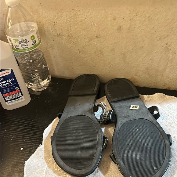 Elegant Black Sandals with Silver Accents - Picture 5 of 5